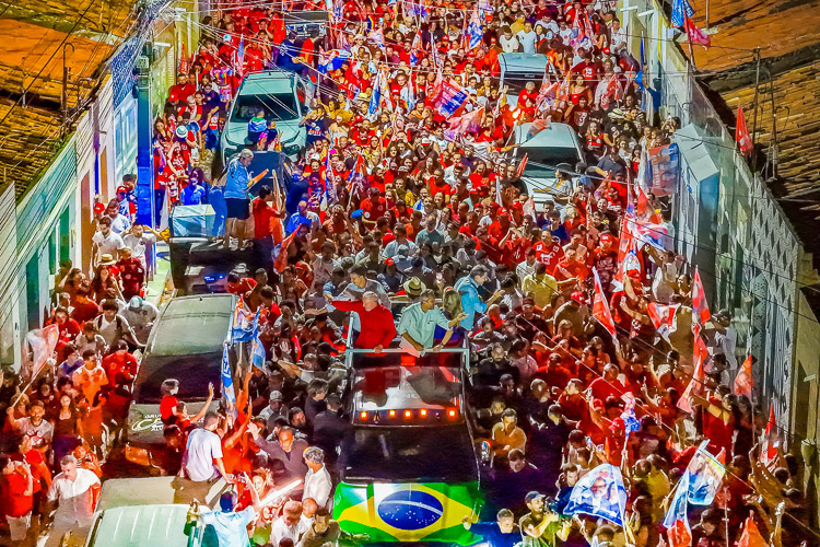 Lula lembra os 716 mil mortos na pandemia com Bolsonaro e diz que Flávio engana o povo