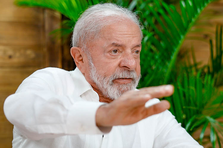 Brasil precisa saber quem trabalha para impedir o fim da escala 6×1, afirma Lula