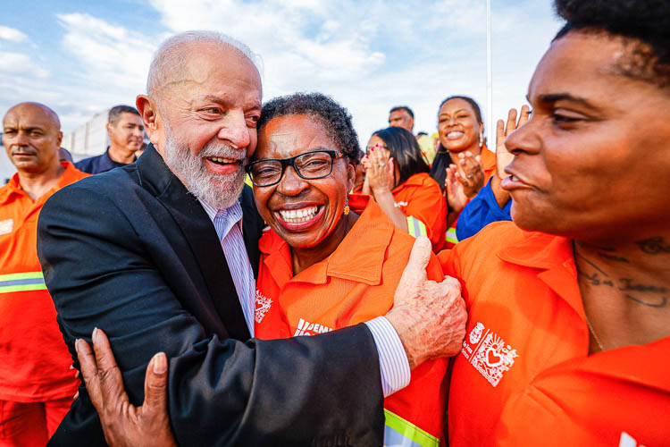 Bolsonaristas mentem e manipulam fala de Lula sobre garis. Campanha pede resposta