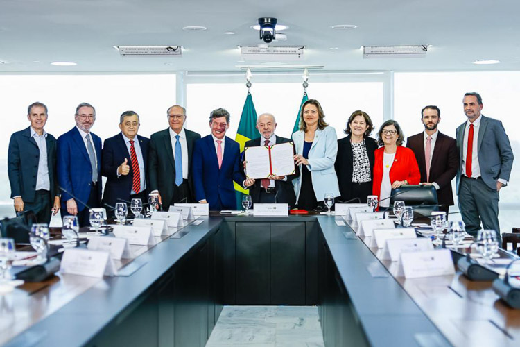 Lula põe fim à ‘taxa das blusinhas’ e garante compras de até US$ 50 sem imposto de importação