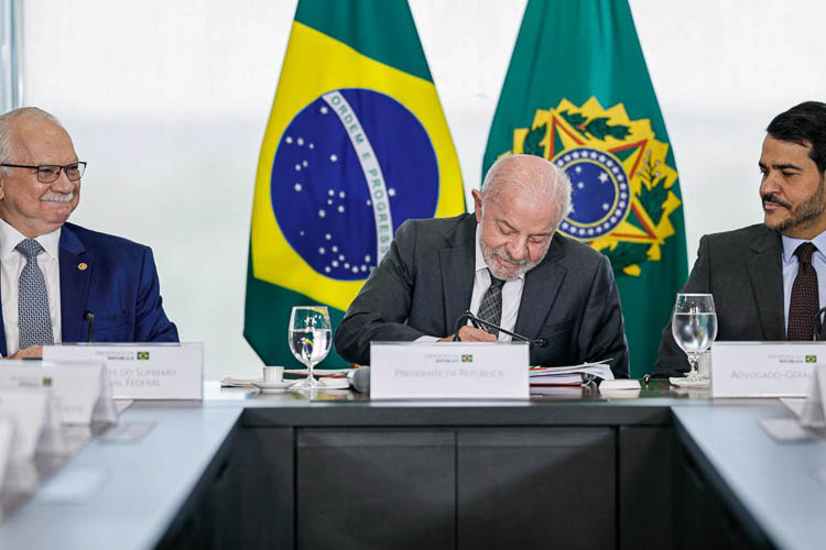 Lula enfatiza que democracia fica vulnerável ‘sem instituições sólidas funcionando’