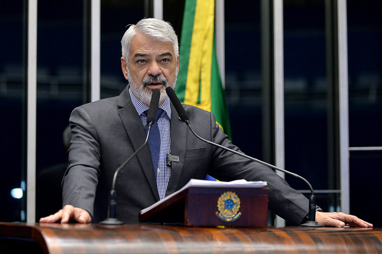 Humberto Costa cobra investigação para incêndio que destruiu laboratório da UFPE