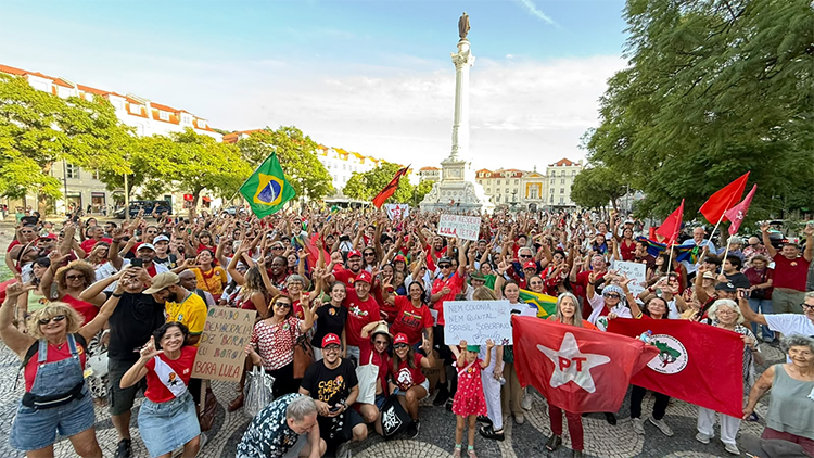 Brasileiros no exterior se mobilizam e levam campanha pela reeleição de Lula às ruas