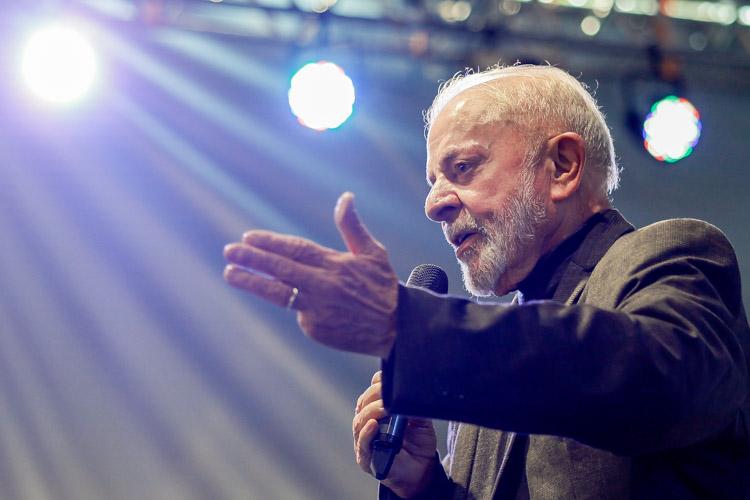 Lula diz que Flávio Bolsonaro não quer votar reforma da segurança porque ‘faz parte do crime organizado’